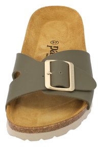Infradito verde con una fascia larga e una fibbia dorata, caratterizzati da una soletta in suede beige e una suola in gomma chiara.