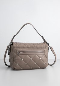 Quiltet beige håndtaske med skulderrem, der har sølvfarvede nitter, en lynlåslomme foran og en glat overflade.