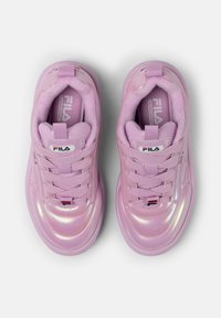 Sneaker sintetiche rosa con finitura lucida, punta rotonda, linguetta imbottita, design con lacci e logo Fila sul lato e sulla linguetta.
