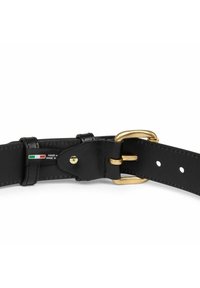 Zwarte leren riem met een gouden gesp, zichtbare stiksels en gaatjes voor aanpassing. Inclusief een label dat aangeeft dat het handgemaakt is in Italië.