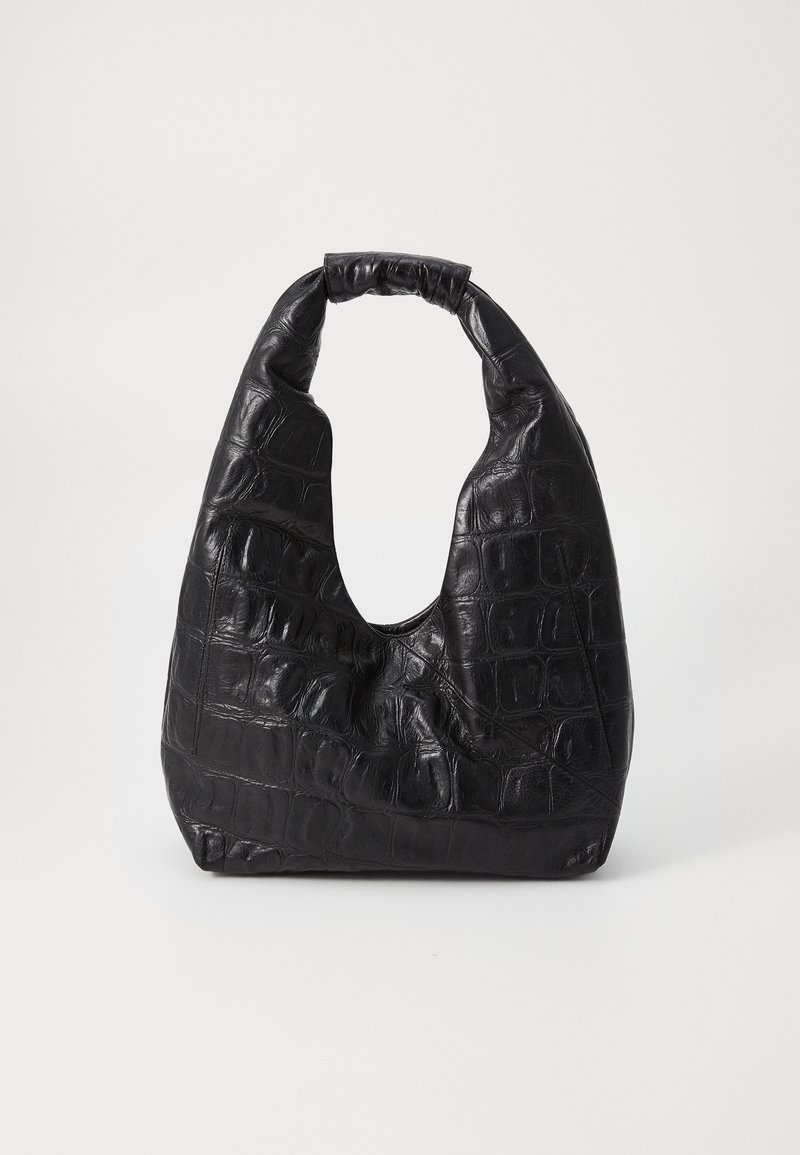 Bolso de mano de cuero negro con estampado de cocodrilo, con un asa curvada y acolchada y una parte superior abierta. La parte del cuerpo presenta un acabado texturizado y brillante.
