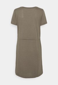 Vestido de mangas curtas em verde-azeitona com linhas douradas subtis. Apresenta um corte descontraído e uma cintura ajustada para dar forma. Tecido de textura suave.