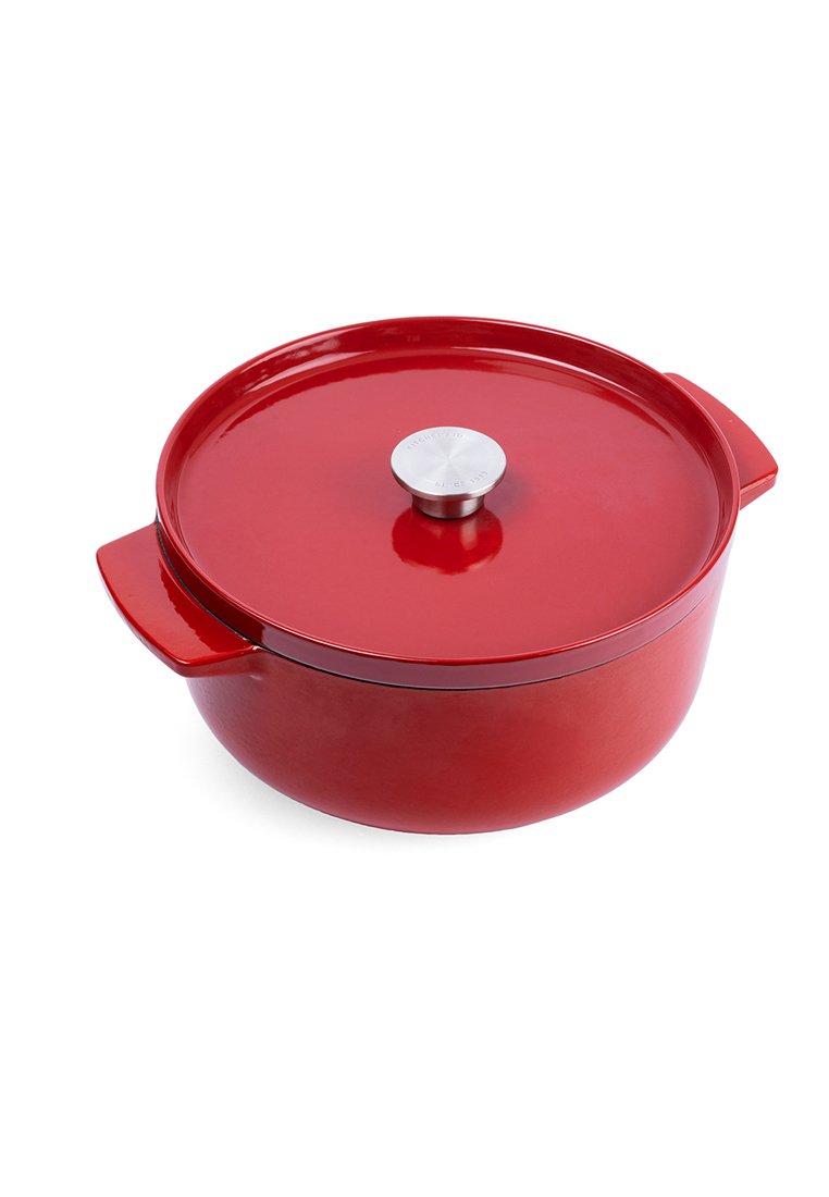 Runder roter Gusseisentopf mit passendem Deckel, silbernem Knopf, zwei seitlichen Griffen und glatter, glänzender Oberfläche. Geeignet zum Kochen und Servieren.