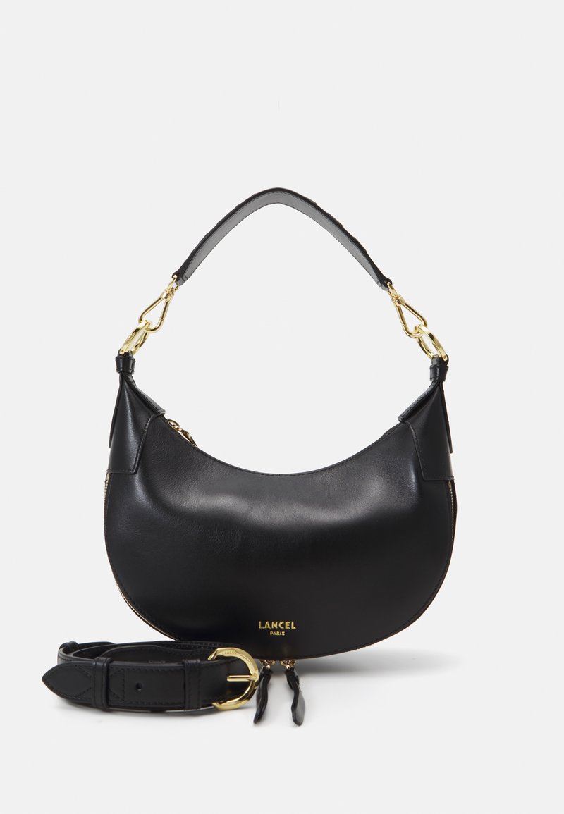 Bolsa de couro preto com uma forma curva, acentos em metal dourado e alça ajustável estilo cinto. Possui fecho com zíper e detalhes com o logotipo.