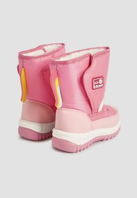 Bottes imperméables roses avec un intérieur douillet, une cheville large et des accents multicolores sur le talon. Équipées d'une sangle Velcro pour un enfilage facile.
