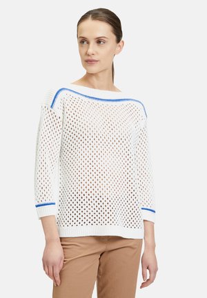 Weißer, gestrickter Pullover mit lockerer Passform, der ein offenes Strickmuster und blaue Akzente am Kragen und an den Bündchen aufweist.