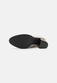 Even&Odd Wide Fit Nilkkurit - off-white