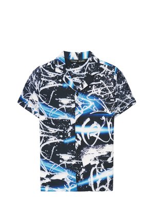Camicia a maniche corte con bottoni, stampa astratta in stile graffiti nei colori nero, bianco e blu, e colletto aperto.