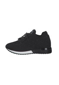 Zapatillas deportivas negras con una parte superior de punto texturizado, acentos reflectantes y suela blanca contrastante. Cuenta con un cierre de cordones y una suela de goma.