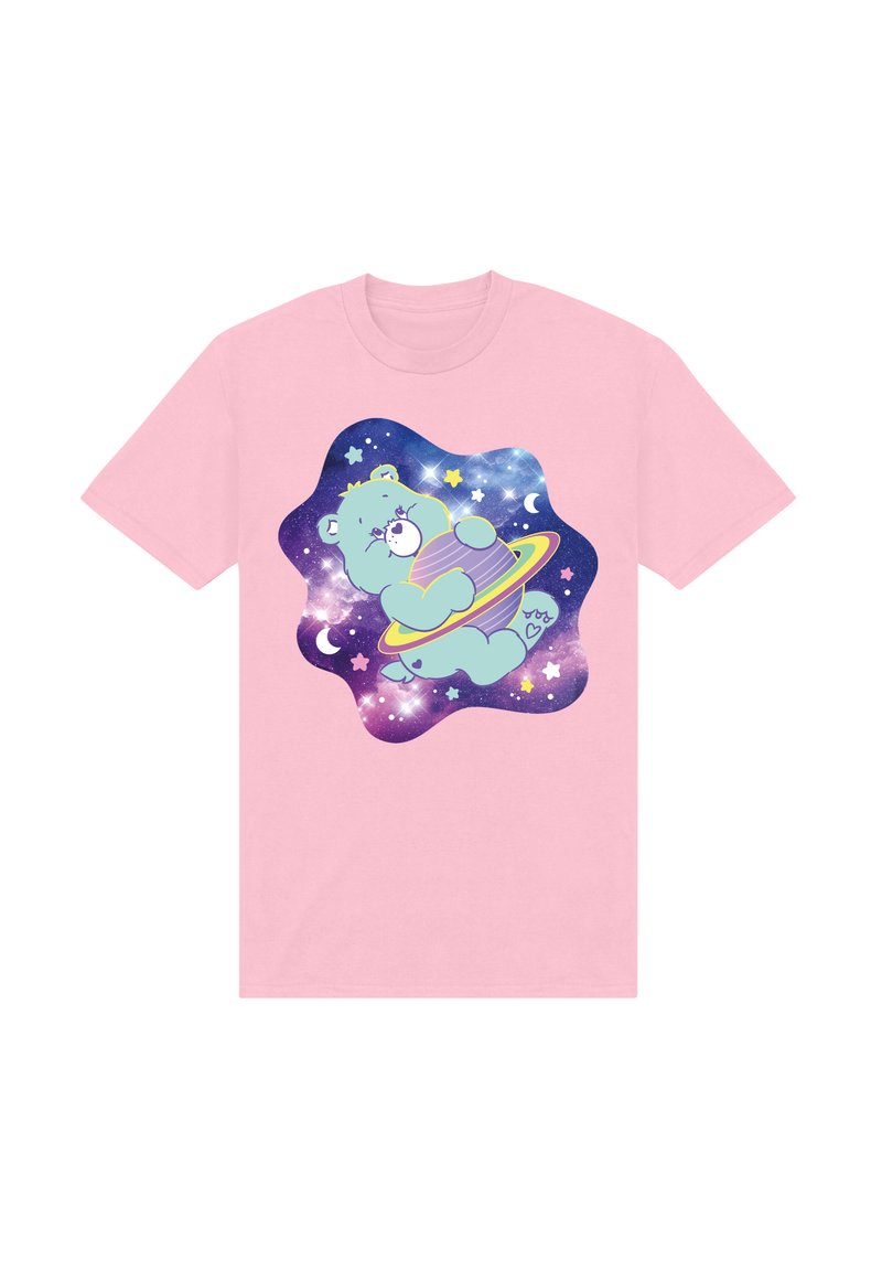 Růžové tričko s kresleným medvědem ve vesmíru, který drží pruhovanou planetu, na pozadí modré a fialové hvězdné oblohy se hvězdami a měsíci.
