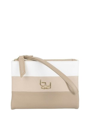 Piccola pochette rettangolare da polso con strisce orizzontali bianche, beige e marrone chiaro e logo dorato sul davanti.
