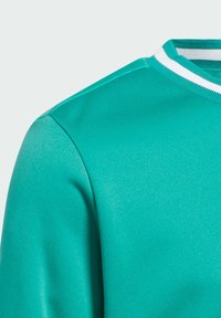 Sudadera turquesa con un tejido texturizado, que presenta un cuello redondo y un acento de rayas blancas en el cuello. Acabado suave, mangas cortas.