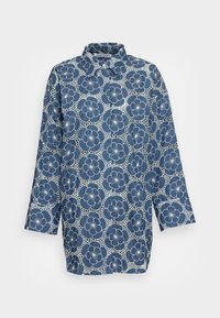 Blusa floral azul con cuello, mangas largas, que presenta un tejido texturizado y un patrón de flores en toda la prenda.