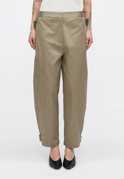 Khakifarbene Hosen mit lockerem Schnitt, glatter Textur, Seitentaschen und Knöchelriemen mit metalldetails.