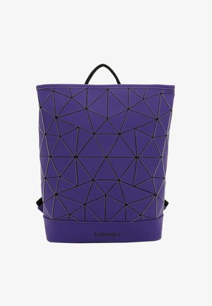 Lila Rucksack mit geometrischem Muster aus strukturiertem Material, das ein dreieckiges Design und schwarze Akzente aufweist. Verfügt über einen oberen Tragegriff und verstellbare Träger.