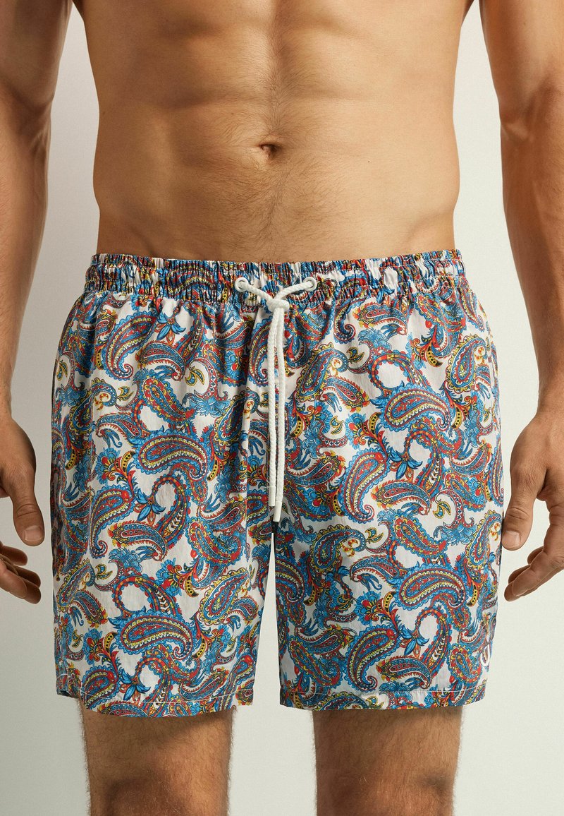 Bañador blanco con un colorido patrón paisley. Cuenta con una cintura elástica, cierre con cordón y tejido ligero.