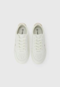 Λευκά αθλητικά παπούτσια με απαλό δερμάτινο επάνω μέρος, διάτρητη μύτη, στρογγυλά κορδόνια και ανοιχτό ροζ λεπτομέρεια στη φτέρνα. Απλός, κλασικός σχεδιασμός.