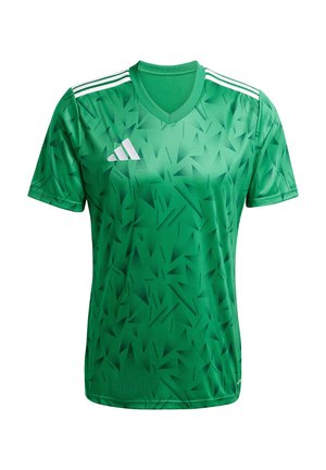 Groene trui met een v-hals, voorzien van een geometrisch patroon in verschillende tinten groen. Drie witte strepen op de schouders. Merkenlogo weergegeven.