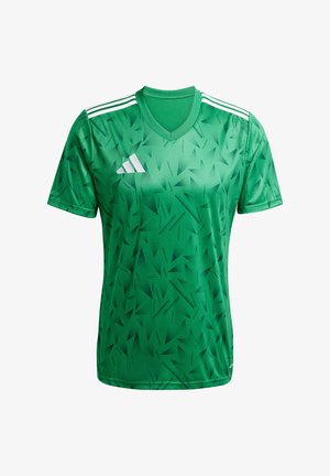 Maglia verde con scollatura a V, caratterizzata da un motivo geometrico in diverse tonalità di verde. Tre strisce bianche sulle spalle. Logo del marchio visibile.