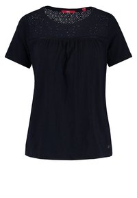 Marinblå kortärmad topp med en texturerad spets yoke och samlad detaljering fram. Har en rund halsringning och logotypdetalj.