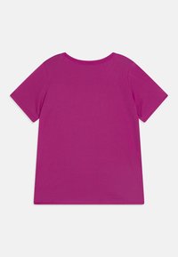 Kortärmad t-shirt i klar magenta bomull, med rund hals och en mjuk textur utan synliga logotyper eller mönster.