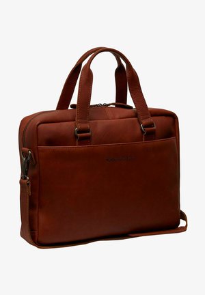 Serviette en cuir marron avec deux anses supérieures, fermeture éclair, poche avant et bandoulière ajustable. Texture lisse avec une marque discrète.