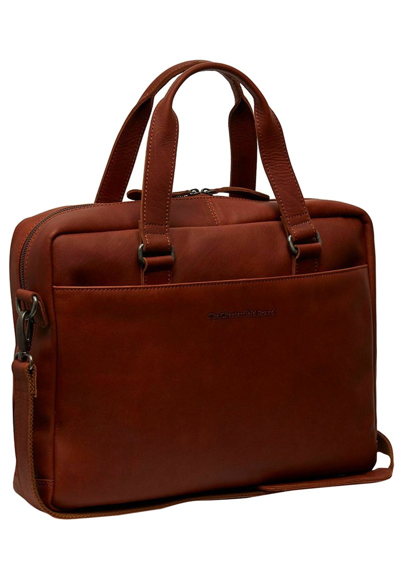 Valigetta in pelle marrone con doppio manico superiore, zip di chiusura, tasca frontale e spallaccio regolabile. Texture liscia con branding discreto.