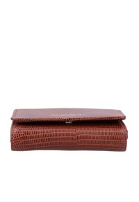 Cartera de cuero marrón texturizado con cierre de solapa, mostrada plana y cerrada sobre un fondo blanco.