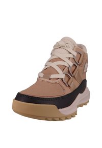 Bota de senderismo con un upper de lona beige, una entresuela de goma marrón oscuro, cordones color crema y una suela texturizada para tracción. Presenta acentos de metal.