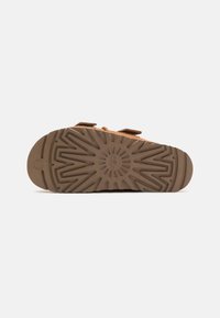 UGG GOLDENSTAR HI SLIDE - Ciabattine con tacco - chestnut