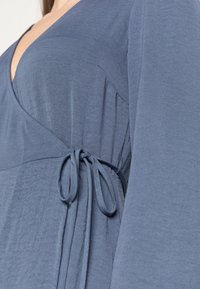 Vero Moda VMFRIGGA WRAP DRESS  - Vestido de dia - vintage indigo