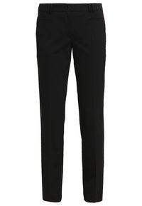 Pantalon noir avec une coupe ajustée, devant plat, deux poches avant et une texture lisse, doté d'une fermeture à bouton et de passants de ceinture.