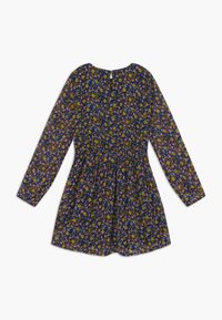 Långärmad klänning i mörkblått tyg med ett blommönster i gult, rosa och lila. Rynkad midja med en nyckelhålsstängning i ryggen.