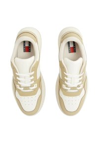 Sneaker bianche e beige con una superficie liscia, dotate di lacci, punta perforata e un discreto marchio sulla linguetta. Design della suola chunky.