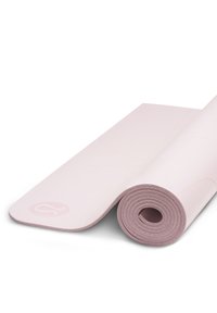 Pehmeas roosas joogamat, millel on sile tekstuur ja kergelt ääristatud servad, sisaldades peent mustrit ja brändilogot.