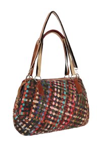 Geflochtene Handtasche mit mehrfarbigen Mustern in Brauntönen, Rot, Grün und Blau. Braune Ledergriffe und Akzente.