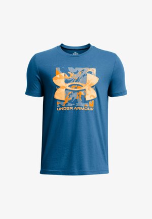 T-shirt in cotone blu a maniche corte con un grande logo arancione Under Armour caratterizzato da un motivo astratto e uno sfondo testurizzato.