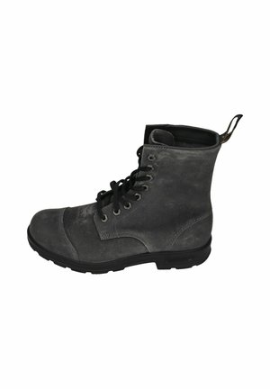 Stivale alla caviglia in pelle grigia con finitura testurizzata, lacci sul davanti, punta rotonda e suola in gomma nera. Presenta un manico nella parte posteriore.