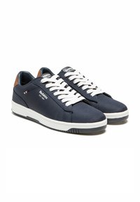 Sneakers in tela navy con lacci bianchi, suola in gomma e dettagli in pelle marrone. Presentano un marchio sulla parte laterale e una superficie testurizzata.