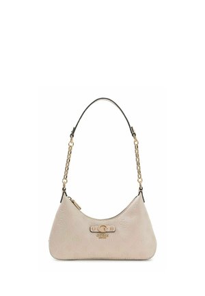 Sac à main beige Guess avec motif monogramme, chaîne en or et bandoulière en cuir, et plaque logo en or sur le devant.