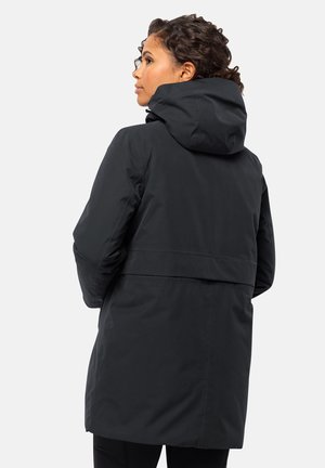 Zwarte waterdichte jas met capuchon, middellange uitvoering, met een gladde textuur en een getailleerde taille. Geschikt voor verschillende weersomstandigheden.