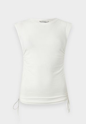 Fehér, ujjatlan, húzott felső zsinórokkal az alján és kerek nyakkivágással, egyszínű háttéren bemutatva.