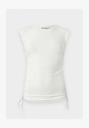 Fehér, ujjatlan, húzott felső zsinórokkal az alján és kerek nyakkivágással, egyszínű háttéren bemutatva.