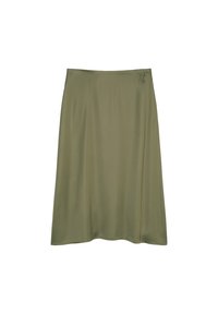Falda midi verde oliva hecha de una tela suave y ligera, con un diseño fluido que tiene un brillo sutil y sin herrajes visibles.