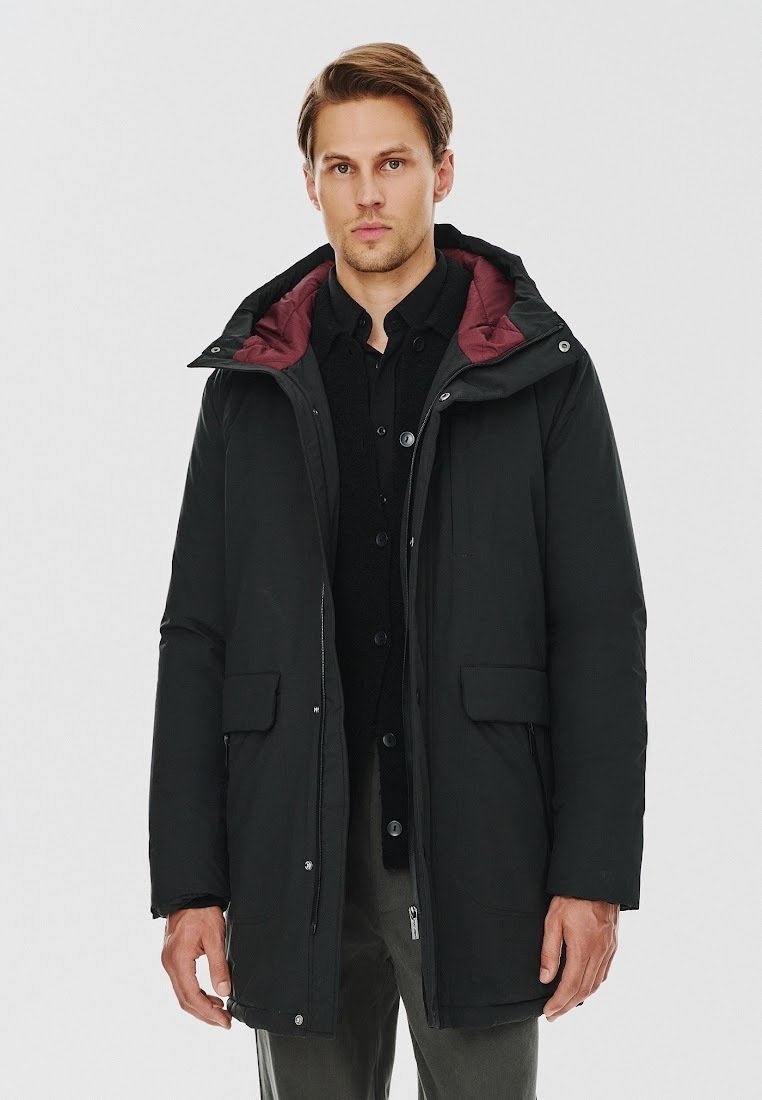 Czarna pikowana kurtka z bordowym wnętrzem, z kapturem, przednimi kieszeniami i zapięciem na zamek. Dopasowany krój o gładkiej fakturze.