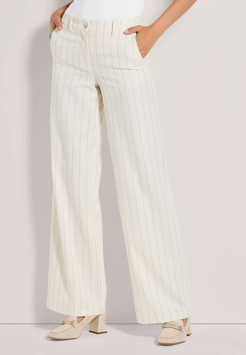Wijdbenige broeken in crème met blauwe verticale strepen, met twee zijzakken en een knoopsluiting in de taille. Glad textuur van de stof.