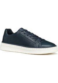 Sneakers in pelle blu navy con suole in gomma bianca, punta rotonda e lacci ton sur ton. Presentano un design semplice e cuciture a contrasto.