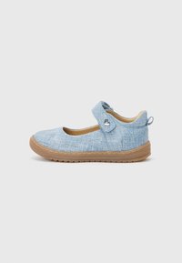 Bottines Mary Jane en tissu bleu avec une sangle Velcro, bout rond et semelle en caoutchouc brun clair. Le tissu texturé donne un look décontracté.