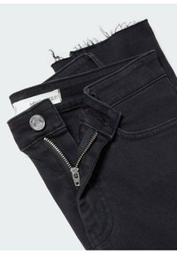 Vaqueros de mezclilla negra con cremallera, cierre de botón de metal y dobladillo deshilachado. Incluye cinco bolsillos y una textura suave.