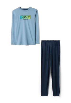 Conjunto informal de loungewear que incluye camisa de manga larga azul claro con iconos de "Essentials del fin de semana" y pantalones con cintura elástica azul marino.